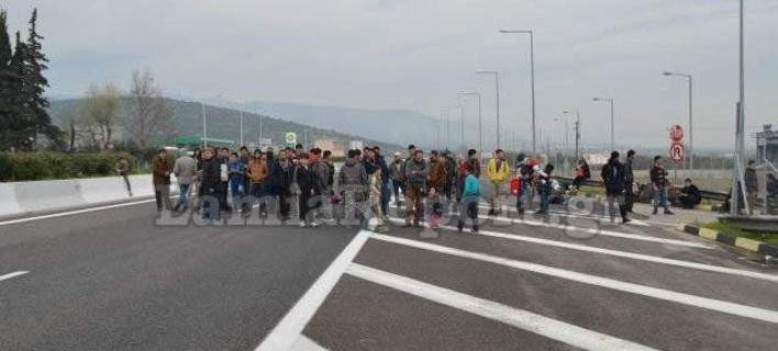 Σύροι «πρόσφυγες», δυσαρεστημένοι από τη φιλοξενία του Μουζάλα, έκλεισαν για μισή ώρα την Εθνική Οδό Αθηνών-Λαμίας